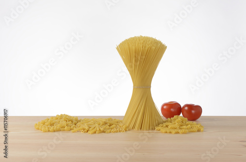 Pasta variada sobre mesa de madera