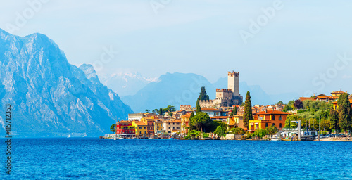 Ancient tower and colorful houses in malcesine old town Fototapet