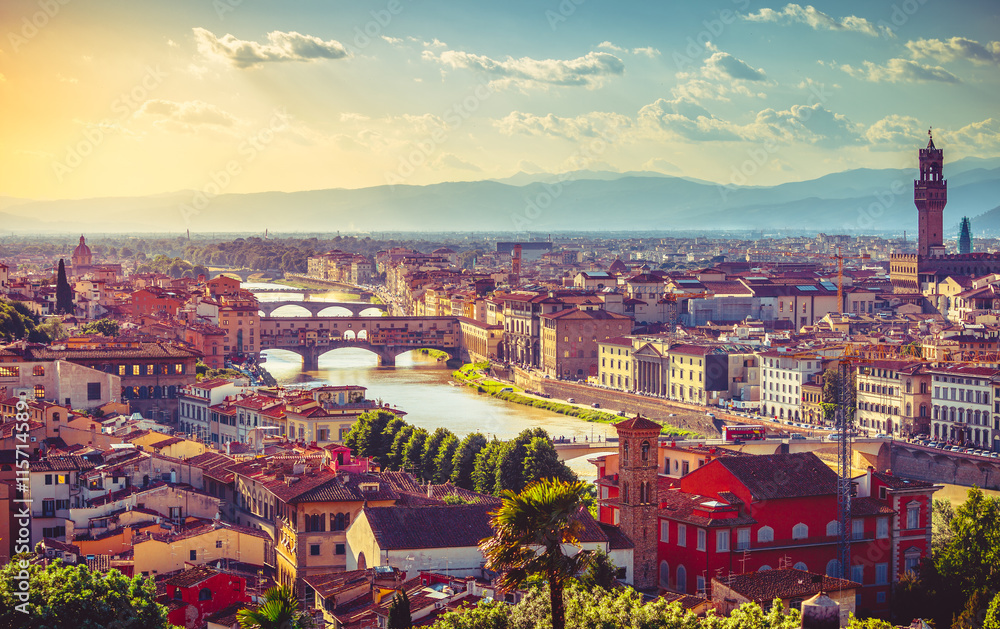 Obraz premium River arno in florence with bridge ponte vecchio