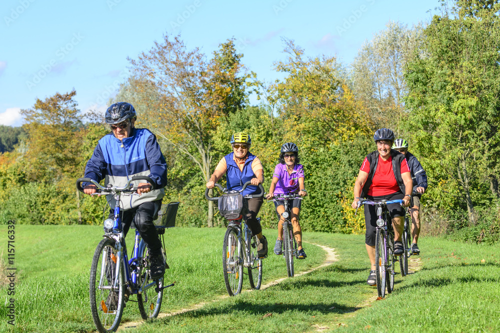 gutgelaunte Senioren genießen ihre Radtour im Oktober gutgelaunte Senioren genießen ihre Radtour im Oktober