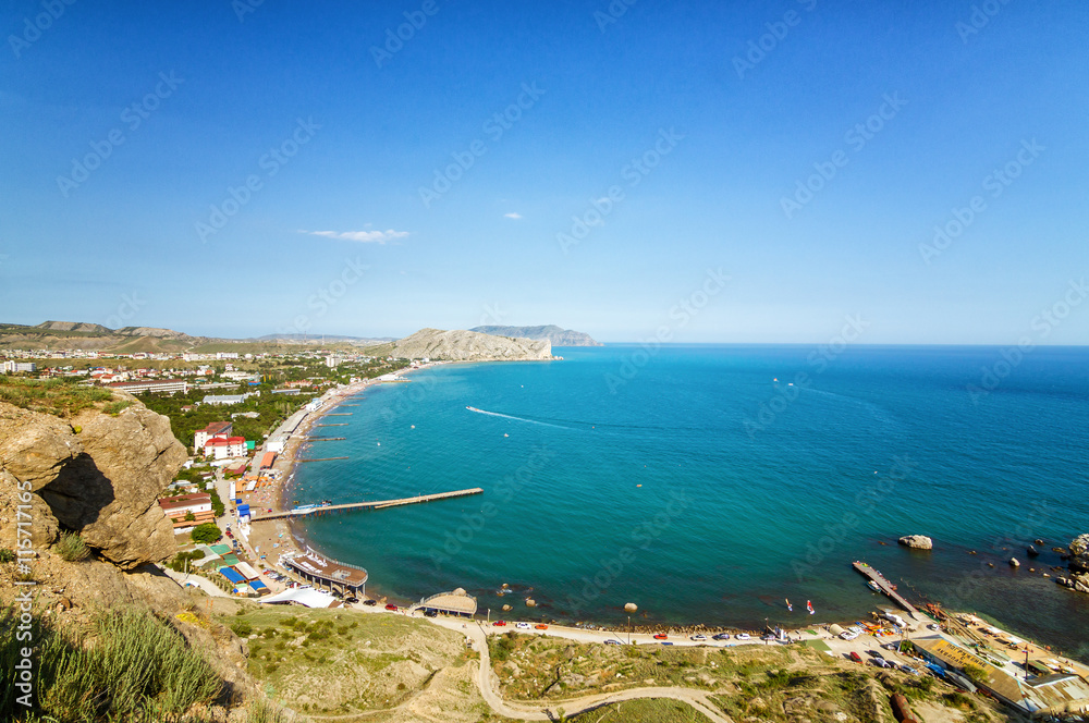 Naklejka premium Widok na plażę miasta Sudak, półwysep Krym, wybrzeże Morza Czarnego