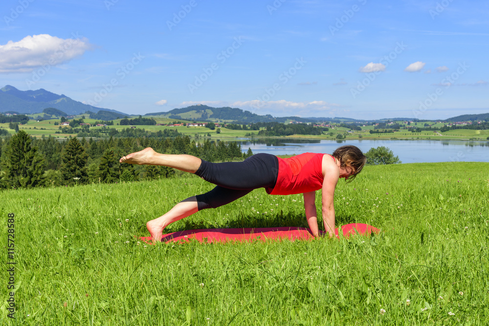 Obraz premium Krafttraining nach Pilates in idyllischer Natur