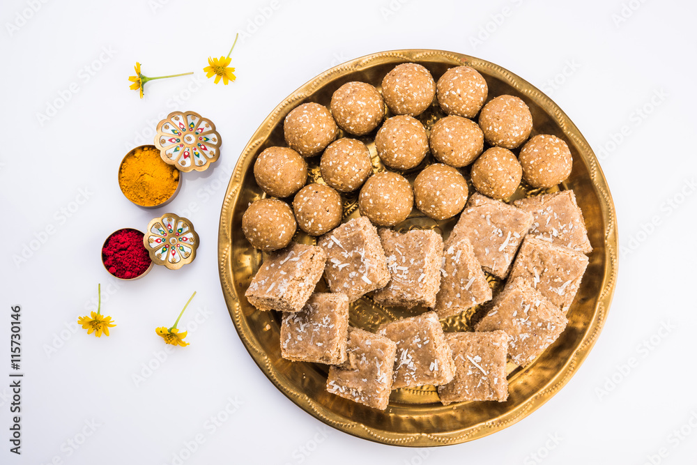 Φωτογραφία sesame laddu or tulgul or til gul laddu or ladu served in brass plate, favourite