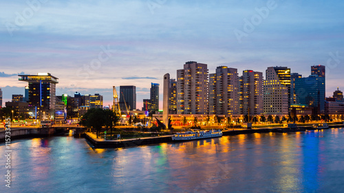 Rotterdam, Holland, Skyline zur blauen Stunde 