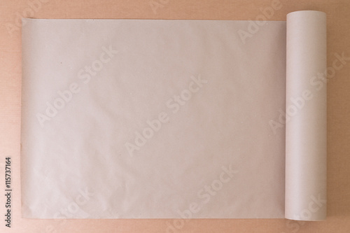 Foto Opened roll of plain brown paper on cardboard