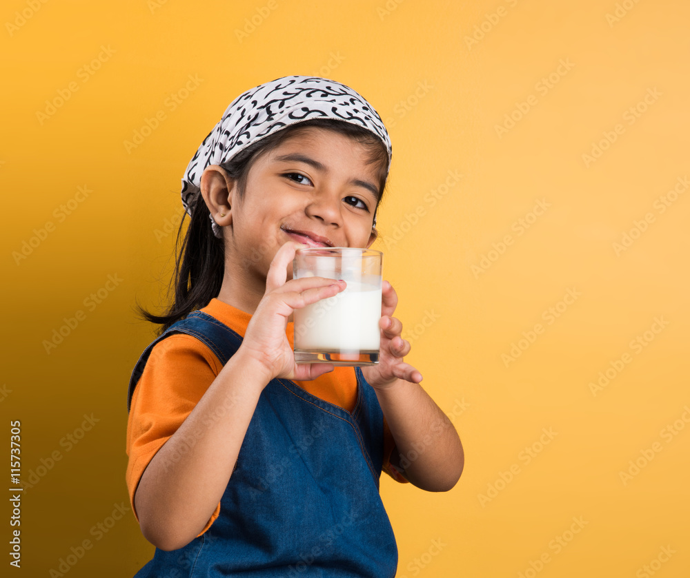 Φωτογραφία 4 year old indian girl with a glass full of plain white milk, indian girl and pl