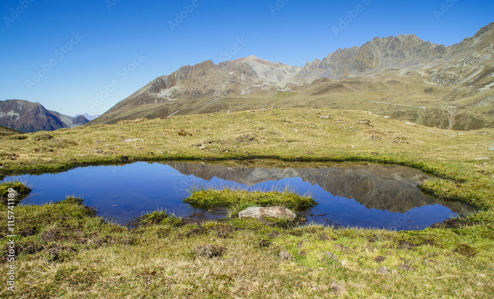 kleiner Bergsee mit Bergspiegelung