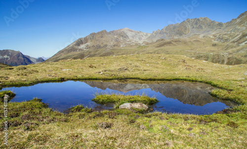 Obraz na płótnie kleiner Bergsee mit Bergspiegelung w salonie