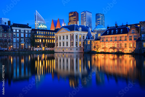 Foto Skyline of The Hague at dusk during blue hour