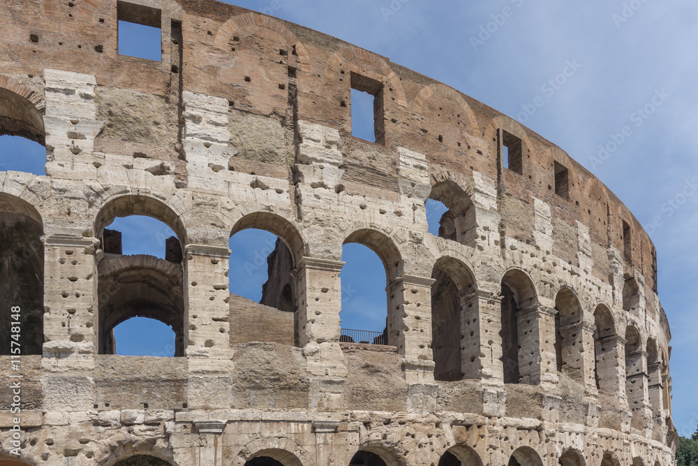 Kolosseum in Rom mit blauem Himmel als Hintergrund