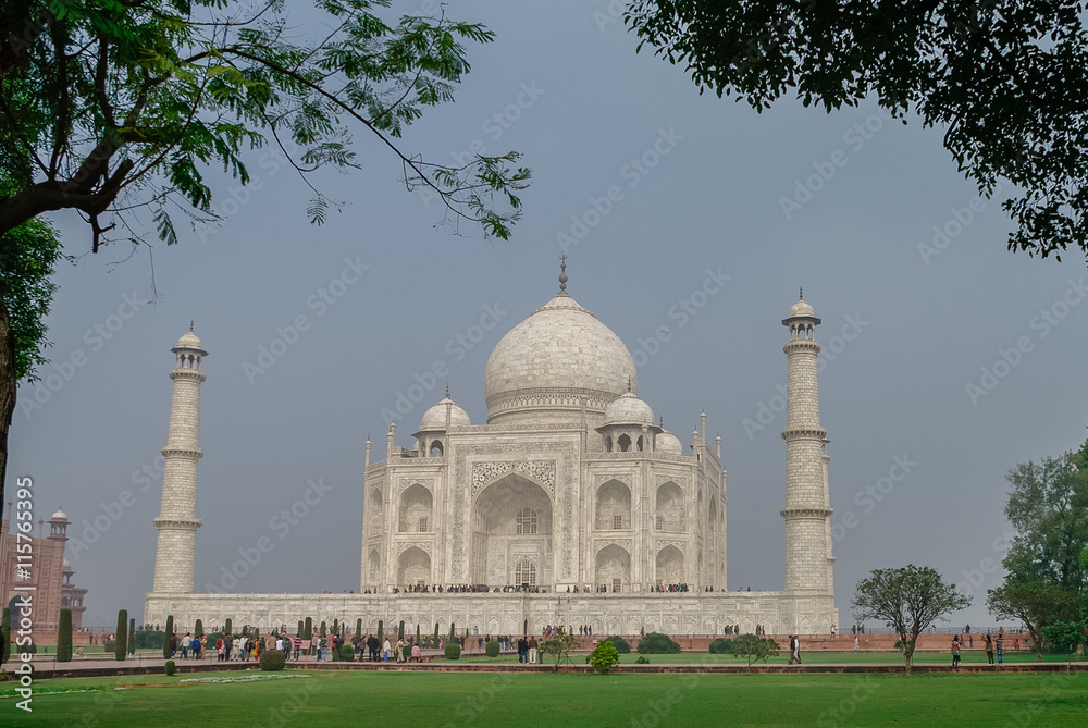 Obraz premium The Taj Mahal is an ivory-white marble mausoleum on the south bank of the Yamuna river in the Indian city of Agra, Uttar Pradesh. India