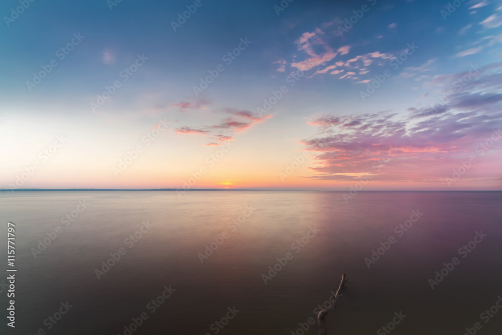 Obraz premium sunrise on the water / Early summer morning bright sky Beach
