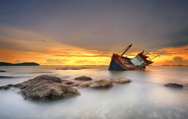 Sierkussen Foto van de dag Scheepswrak bij zonsondergang in Thailand  © Tony A