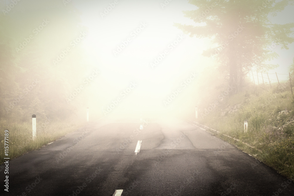 Straße führt in Nebelwand