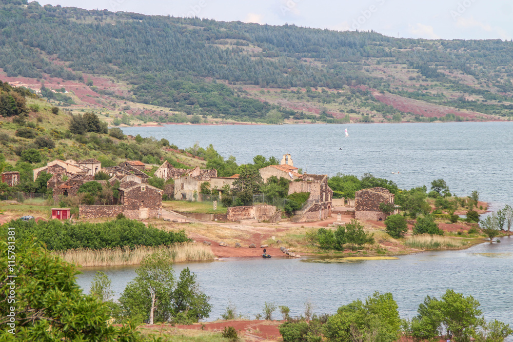 village de Celles au bord du lac du Salagou

