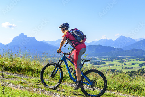 Mountainbikerin macht eine Tour im Allgäu