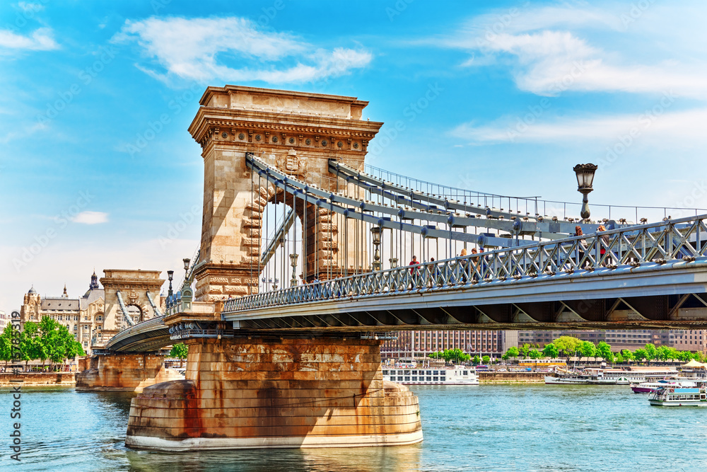 Obraz premium BUDAPEST, HUNGARY-MAY 04, 2016:Szechenyi Chain Bridge at morning