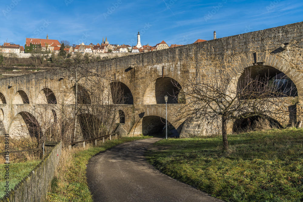 Fototapeta premium Weg führt durch Viadukt nach Rothenburg ob der Tauber