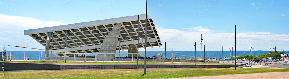 Panel solar en los jardines de Parc Forum de Barcelona