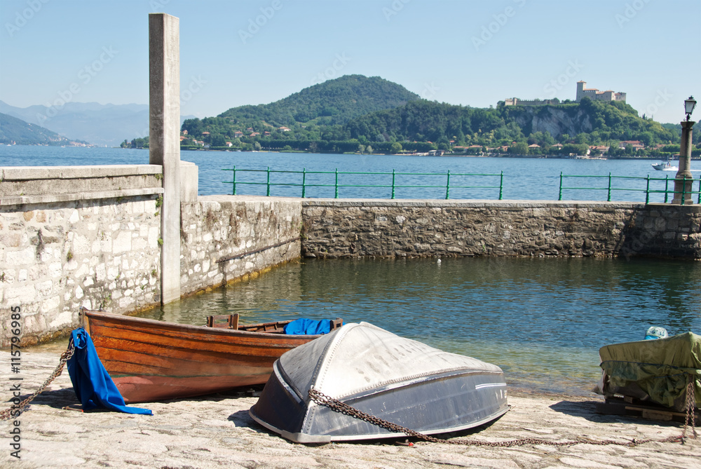 Piccole barche di legno nel porticciolo di Arona sul lago Maggiore