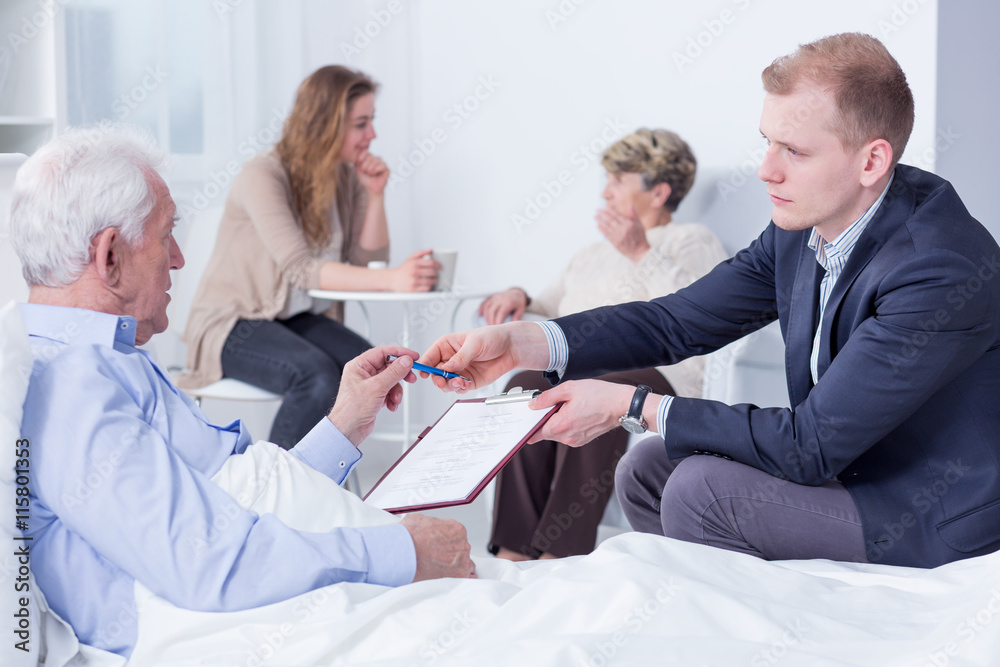 Obraz premium Confirming his last will in the presence of the notary
