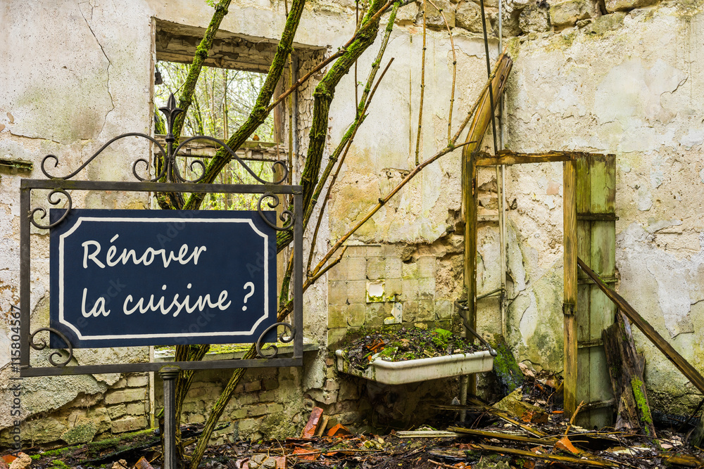 Obraz premium Publicité pour une nouvelle cuisine : cuisine très délabrée et panneau avec texte - Rénover la cuisine ? -