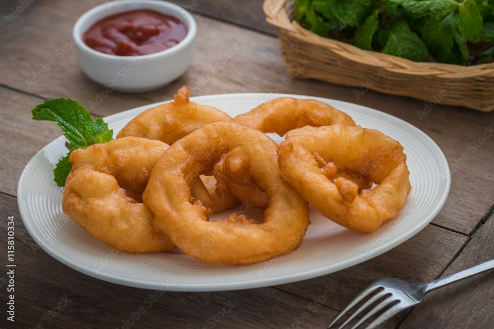Fried onion rings with ketchup