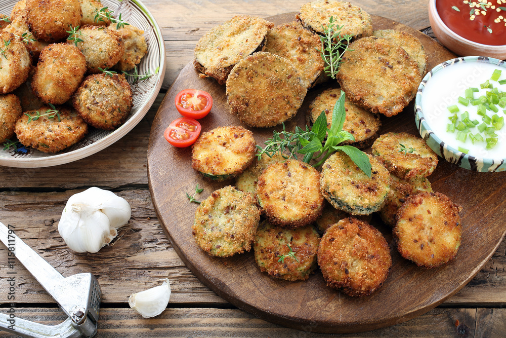 assortimento di verdure gratinate melanzane zucchini e patate su sfondo rustico assortimento di verdure gratinate melanzane zucchini e patate su sfondo rustico