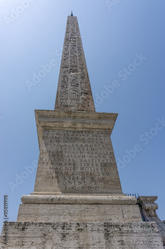   gyptischer Obelisk auf der  Piazza San Giovanni in Laterano in Rom aus deutlicher Untersicht vor blauem Himmel mit Sockel