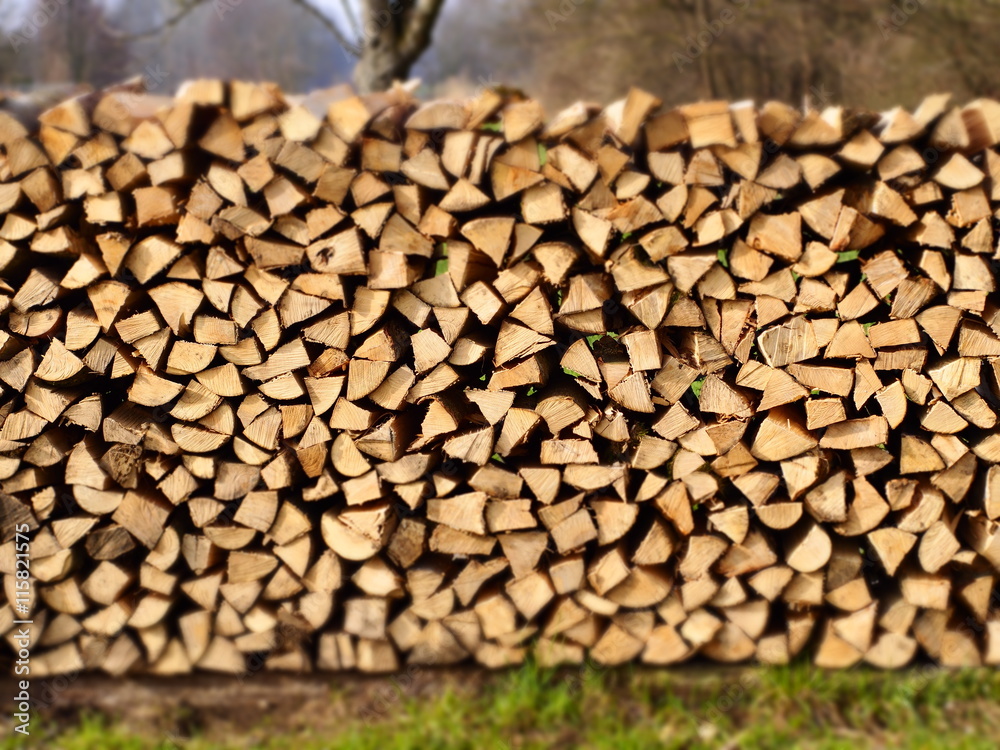 Feuerholz trocknet im Holzstapel für die nächste Heizperiode Feuerholz trocknet im Holzstapel für die nächste Heizperiode