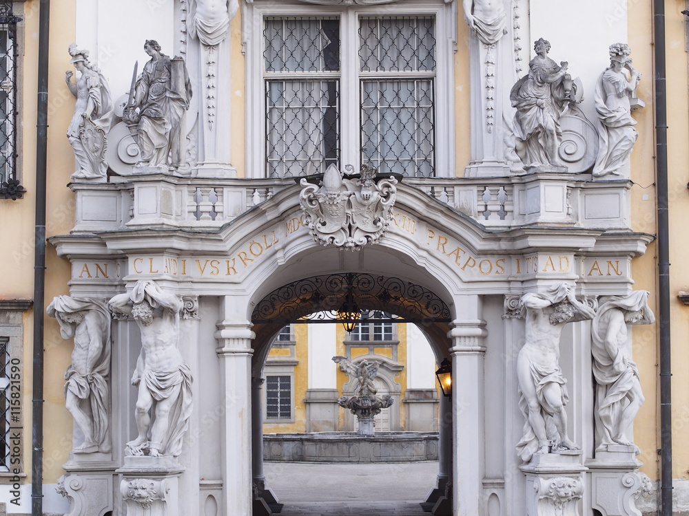 Steinfiguren im Eingangsbereich des Augustiner Chorherren Stifts. St. Florian