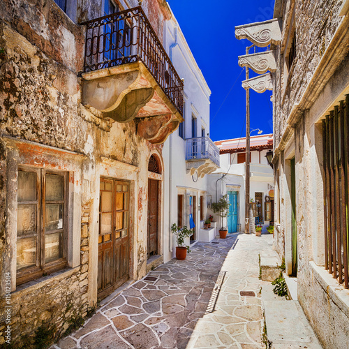 Fototapeta Naklejka Na Ścianę i Meble -  charming narrow streets of traditional greek villages - Naxos island