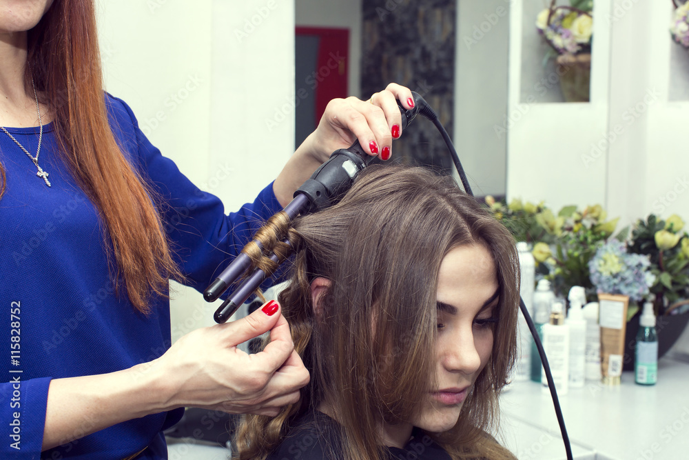 Naklejka premium woman in a beauty salon doing hair