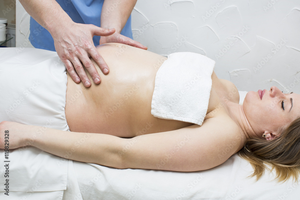 Obraz premium processes salon doing massage to a pregnant woman