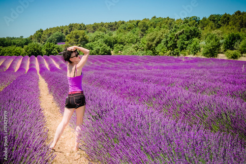 Femme en short dans un champ de lavandes en Provence photo