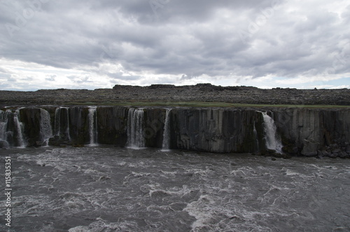 Kleine Nebenwasserfälle am Selfoss auf Island