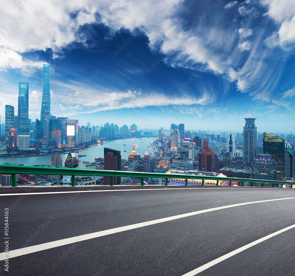 Obraz premium Empty road floor with bird-eye view at Shanghai bund Skyline