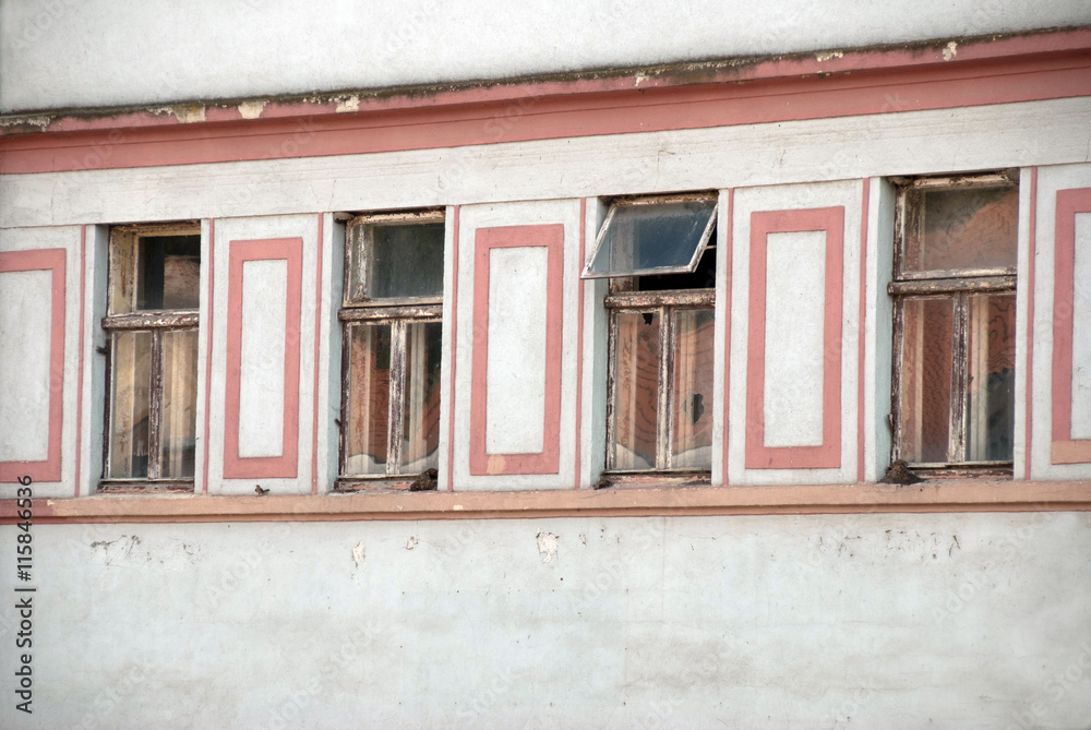 Vranov nad Dyjí, Czechy. Okna jednej z kamienic. - obrazy, fototapety, plakaty 