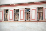 Vranov nad Dyjí, Czechy. Okna jednej z kamienic.