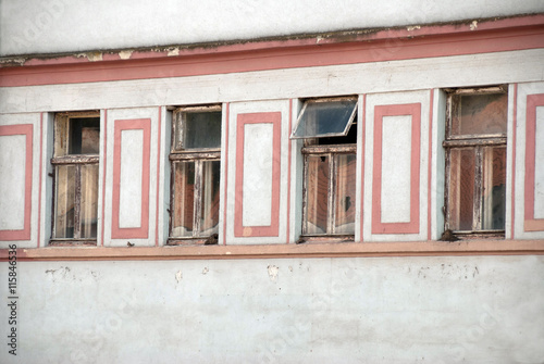 Vranov nad Dyjí, Czechy. Okna jednej z kamienic.