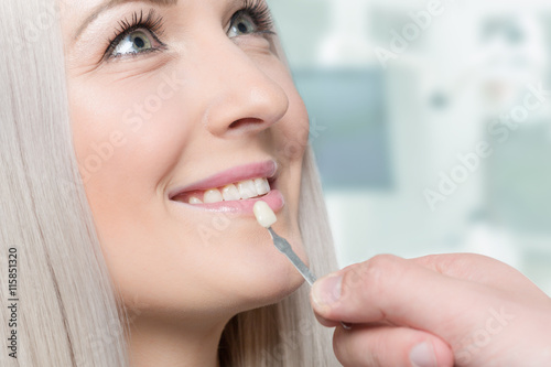 Farbabgleich beim Zahnarzt für eine Zahnkrone 