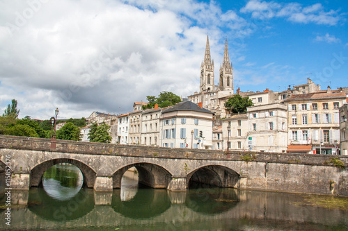 Niort. Le pont sur la Sèvre Niortaise et l'église saint André. Deux Sèvres, Poitou Charentes