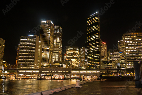 Sydney bei Nacht - Wolkenkratzer am Hafen photo