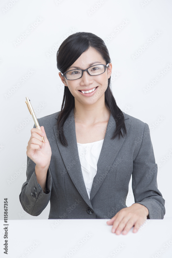 指さしする女性 ビジネス 指さしする女性 ビジネス