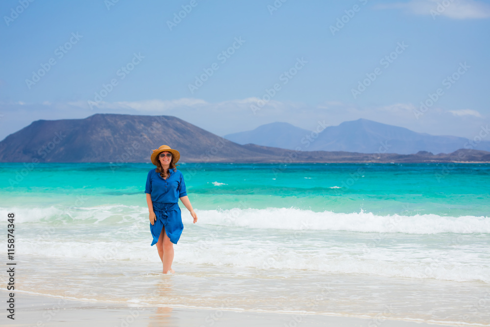 Fröhliche Frau am Paradisichen Strand