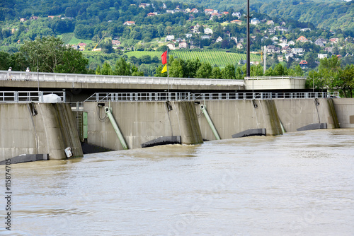 Hochwasser - Offene Schleuse am Einlaufbauwerk Langenzersdorf