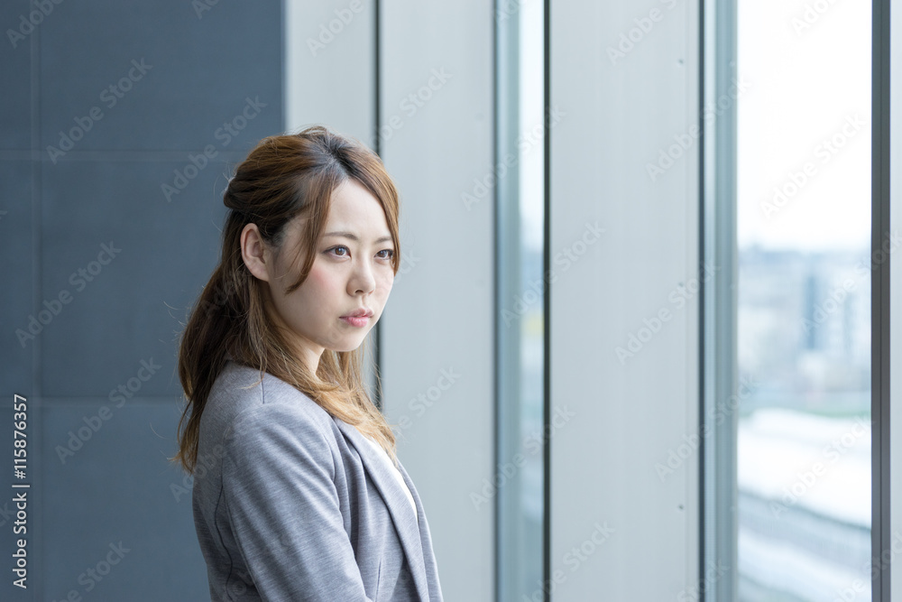 窓際に立つ社会人の女性(ビジネスイメージ) 窓際に立つ社会人の女性(ビジネスイメージ)