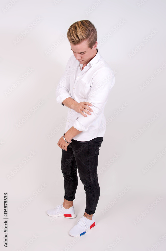 Jugendlicher, stehend, seitlich in weißem Hemd und schwarzer Hose  Stock-Foto | Adobe Stock