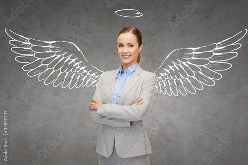Foto happy businesswoman with angel wings and nimbus