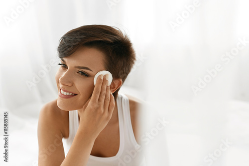 Tableau sur toile Beauty Skin Care. Woman Removing Face Makeup Using Cotton Pad